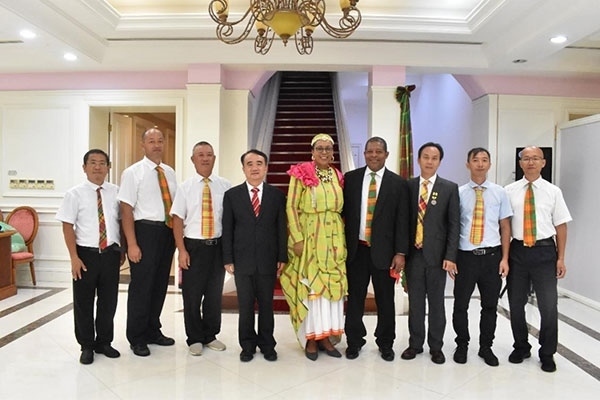 多米尼克總統(tǒng)伯頓和駐多米尼克大使林先江與中國農(nóng)業(yè)技術(shù)專家組合影。中國駐多米尼克大使館供圖