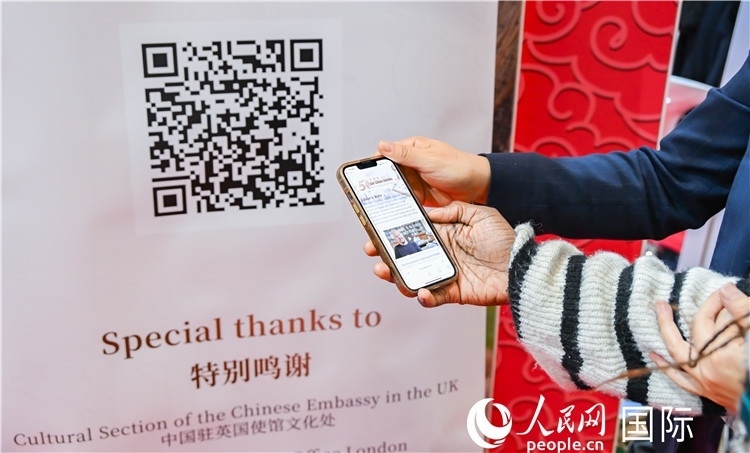 觀眾掃碼《我們的中國故事》系列視頻。人民網(wǎng) 郭錦標(biāo)攝