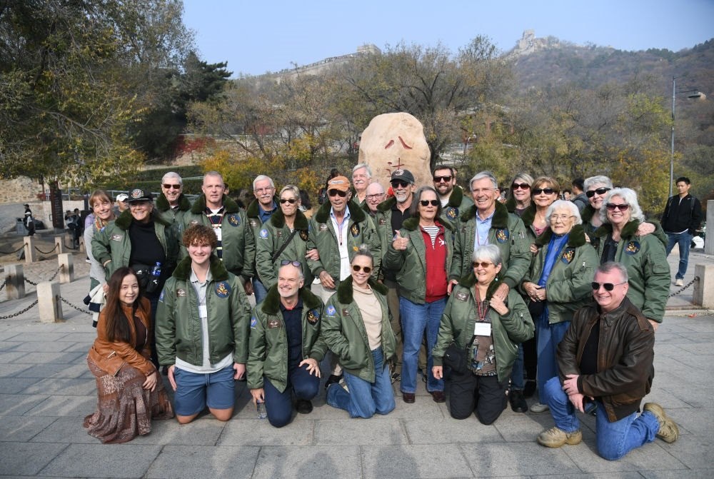 2023年10月29日，飛虎隊(duì)老兵莫耶一行人在北京八達(dá)嶺長城合影留念。當(dāng)日，美中航空遺產(chǎn)基金會訪華代表團(tuán)成員陸續(xù)抵達(dá)北京。新華社記者 任超 攝