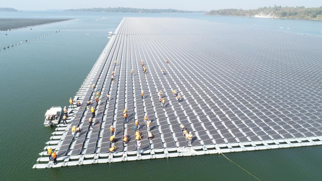 2021年1月23日，施工人員檢查泰國烏汶府詩琳通大壩綜合浮體光伏項(xiàng)目的太陽能板安裝情況。新華社發(fā)（泰國國家電力局項(xiàng)目組供圖）