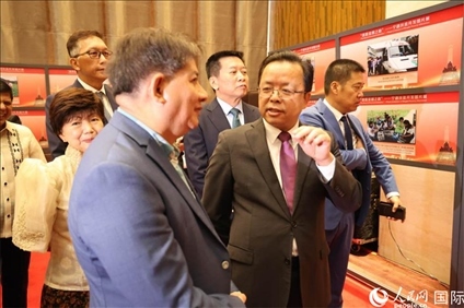 論壇期間配套舉行“‘?dāng)[脫貧困之路’——寧德扶貧開發(fā)圖片展”。人民網(wǎng)記者樊帆 攝