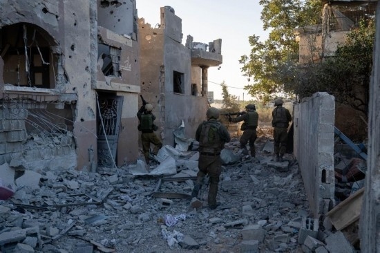 這張以色列國防軍11月12日發(fā)布的照片顯示，以軍地面部隊(duì)在加沙地帶北部開展軍事行動。新華社發(fā)