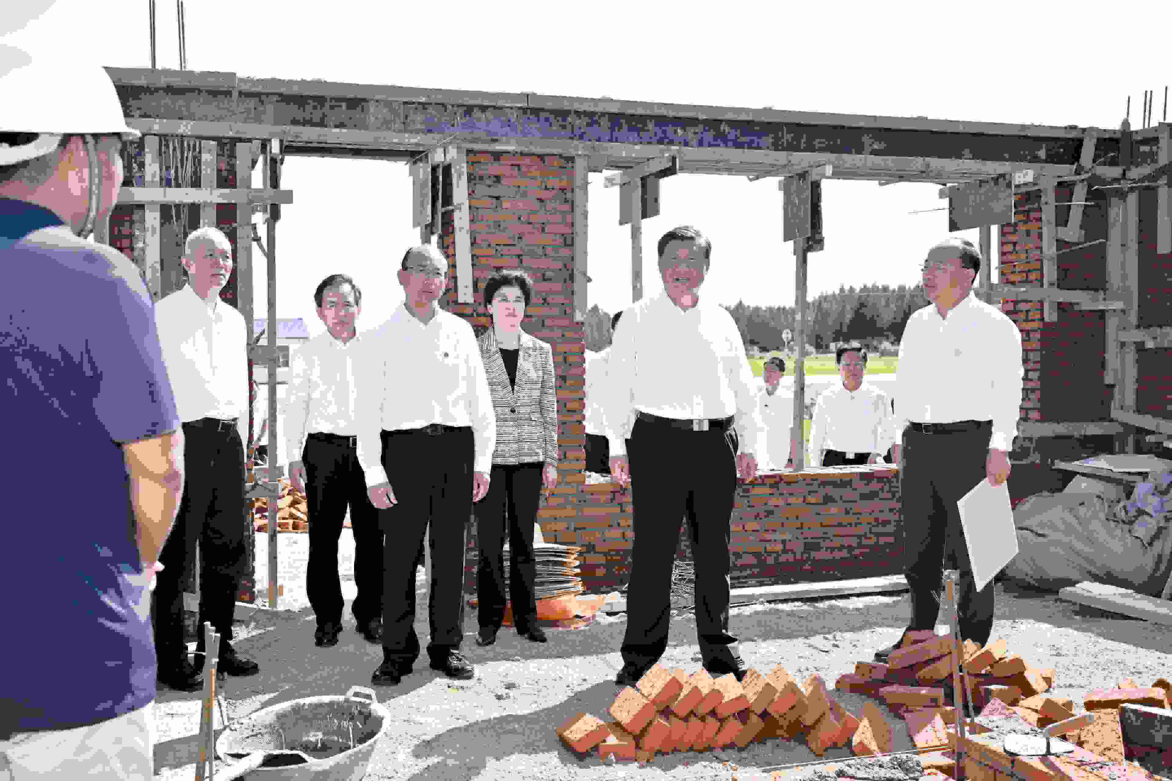 2023年9月7日，習(xí)近平總書記在遭受洪澇災(zāi)害的黑龍江省哈爾濱尚志市老街基鄉(xiāng)龍王廟村，察看水毀房屋重建情況。