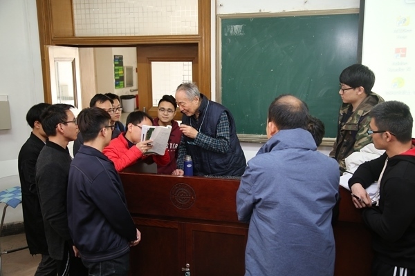 鐘萬(wàn)勰院士為學(xué)生們答疑解惑。大連理工大學(xué)供圖