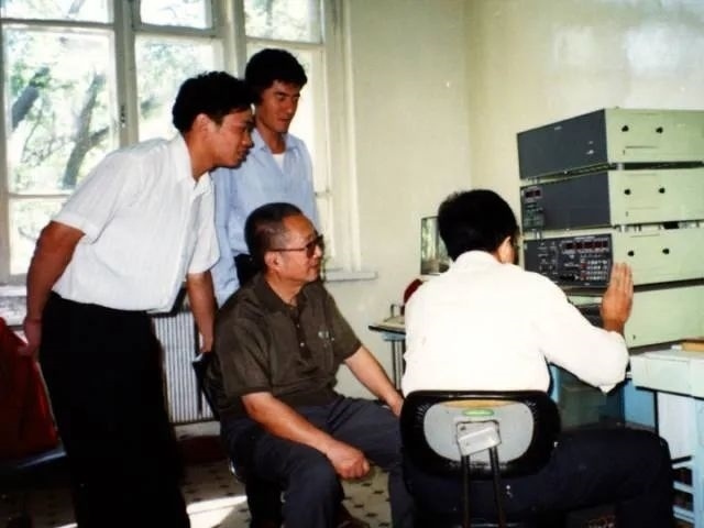 秦裕琨與團(tuán)隊(duì)在一起。哈爾濱工業(yè)大學(xué)供圖