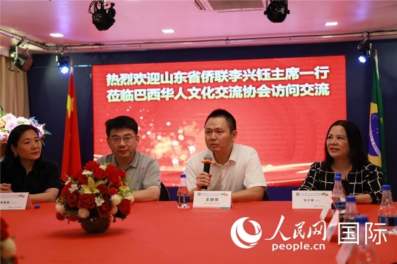 中國(guó)駐里約熱內(nèi)盧副總領(lǐng)事王尉育（右二）發(fā)表致辭。人民網(wǎng)記者宋亦然攝