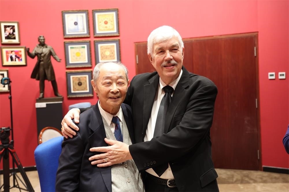 費城交響樂團小提琴演奏家戴維·布斯與原中央樂團小提琴演奏家朱信人50年后再相聚。