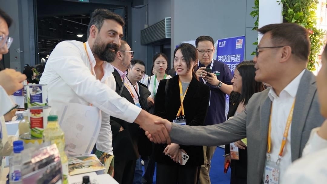 第六屆進博會上，國內一家超市行業(yè)的客商與來自美國佐治亞州的企業(yè)展商達成初步合作意向。