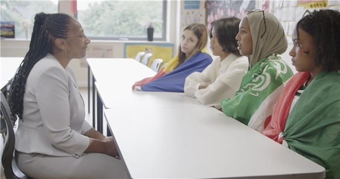 瓊·戴嵐與學(xué)生交流。帕特里克·謝德-西蒙茲攝