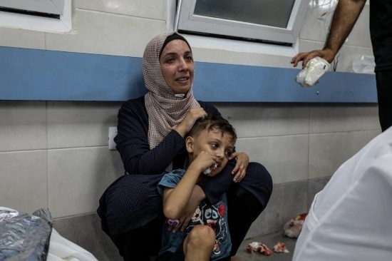 11月3日，人們?cè)诩由吵窍７ㄡt(yī)院接受治療。新華社發(fā)