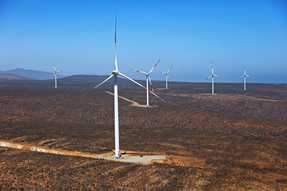 這是2023年2月14日拍攝的位于智利中部沿海的蓬塔謝拉風(fēng)電場。蓬塔謝拉風(fēng)電場是中國在智利投資建設(shè)的首個風(fēng)電場，2018年正式投產(chǎn)發(fā)電，可滿足13萬戶家庭的用電需求，同時每年還能減少15.7萬噸碳排放。