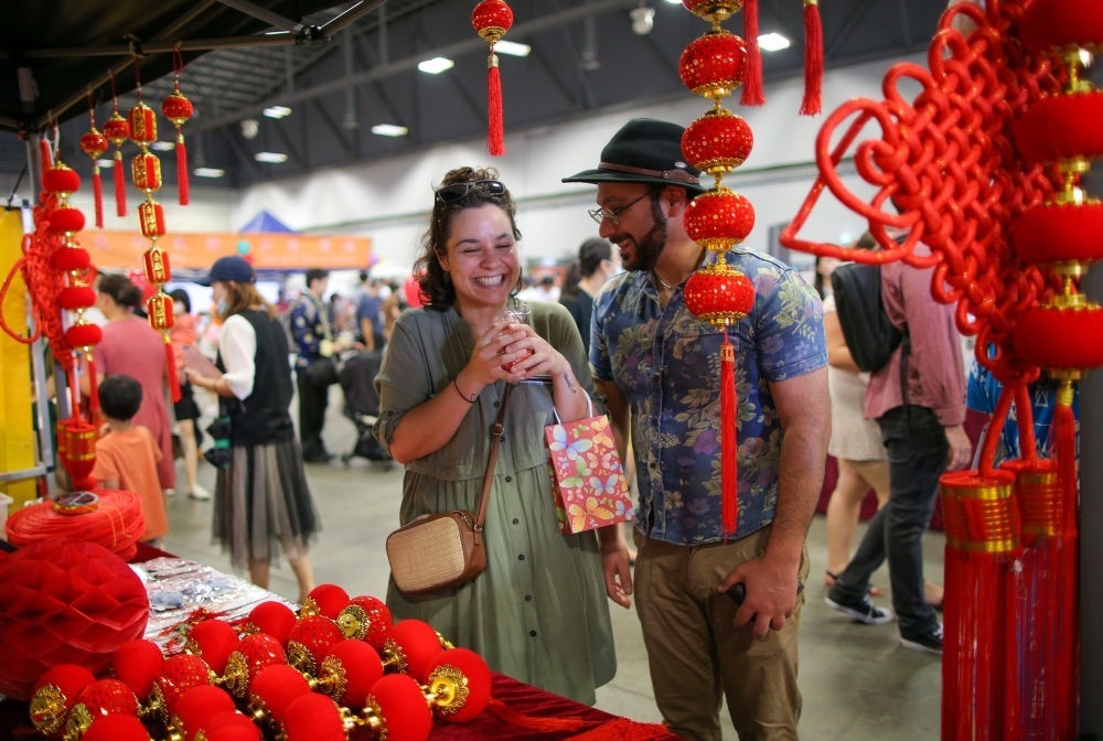 2023年1月21日，在新西蘭奧克蘭舉行的迎接中國農(nóng)歷春節(jié)活動上，人們購買新春裝飾品。這個活動吸引當(dāng)?shù)厣先f名各族裔民眾聚集一起，共迎中國春節(jié)。