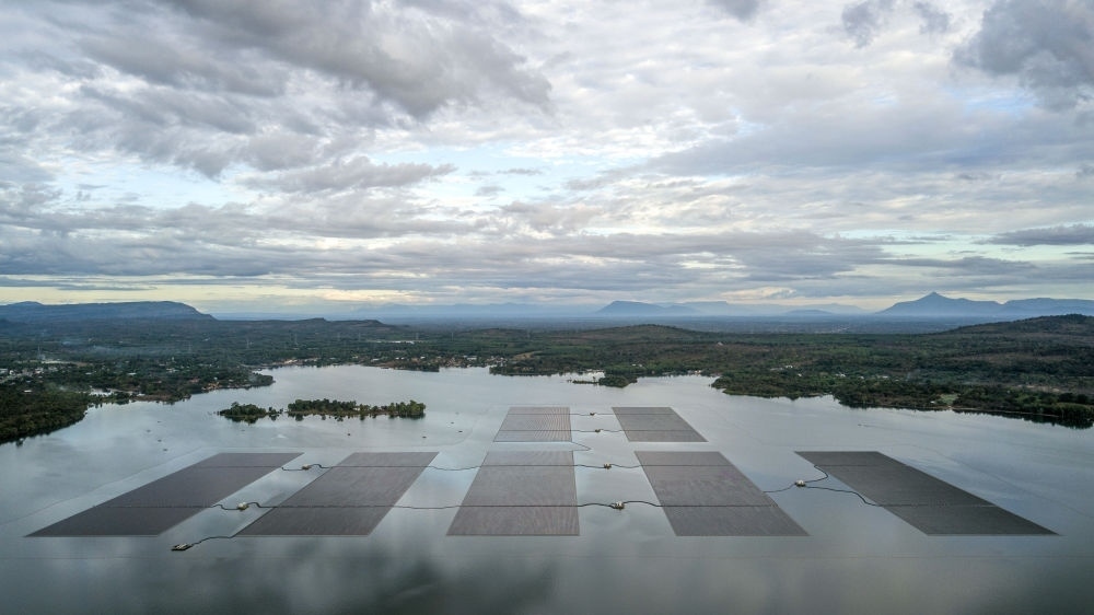 這是2022年12月8日在泰國烏汶府詩琳通水庫拍攝的浮體光伏項目（無人機照片）。中泰兩國聯(lián)合修建的浮體光伏項目2021年10月投入商業(yè)運營。中國制造的電池板不斷將日光轉(zhuǎn)化為清潔電能，輸送至當(dāng)?shù)厍Ъ胰f戶。