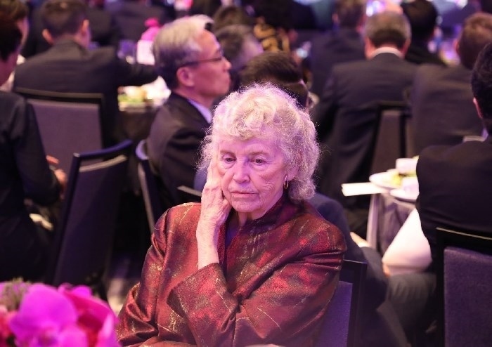 當(dāng)?shù)貢r(shí)間11月15日晚，國家主席習(xí)近平在美國舊金山出席美國友好團(tuán)體聯(lián)合舉行的歡迎宴會(huì)。在熱烈的掌聲中，習(xí)近平發(fā)表重要演講。圖為參加晚宴人士認(rèn)真聆聽演講。人民日報(bào)記者 李志偉 攝