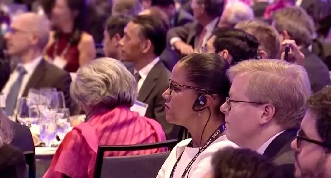 △參加宴會的人士認(rèn)真聆聽演講。