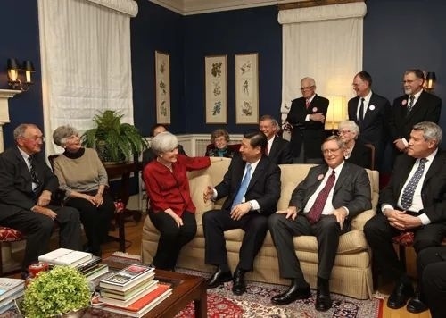 △2012年2月15日，習(xí)近平在前艾奧瓦州友好省州委員會委員蘭蒂夫人（左三）的家中回憶1985年訪問該地時的情景。