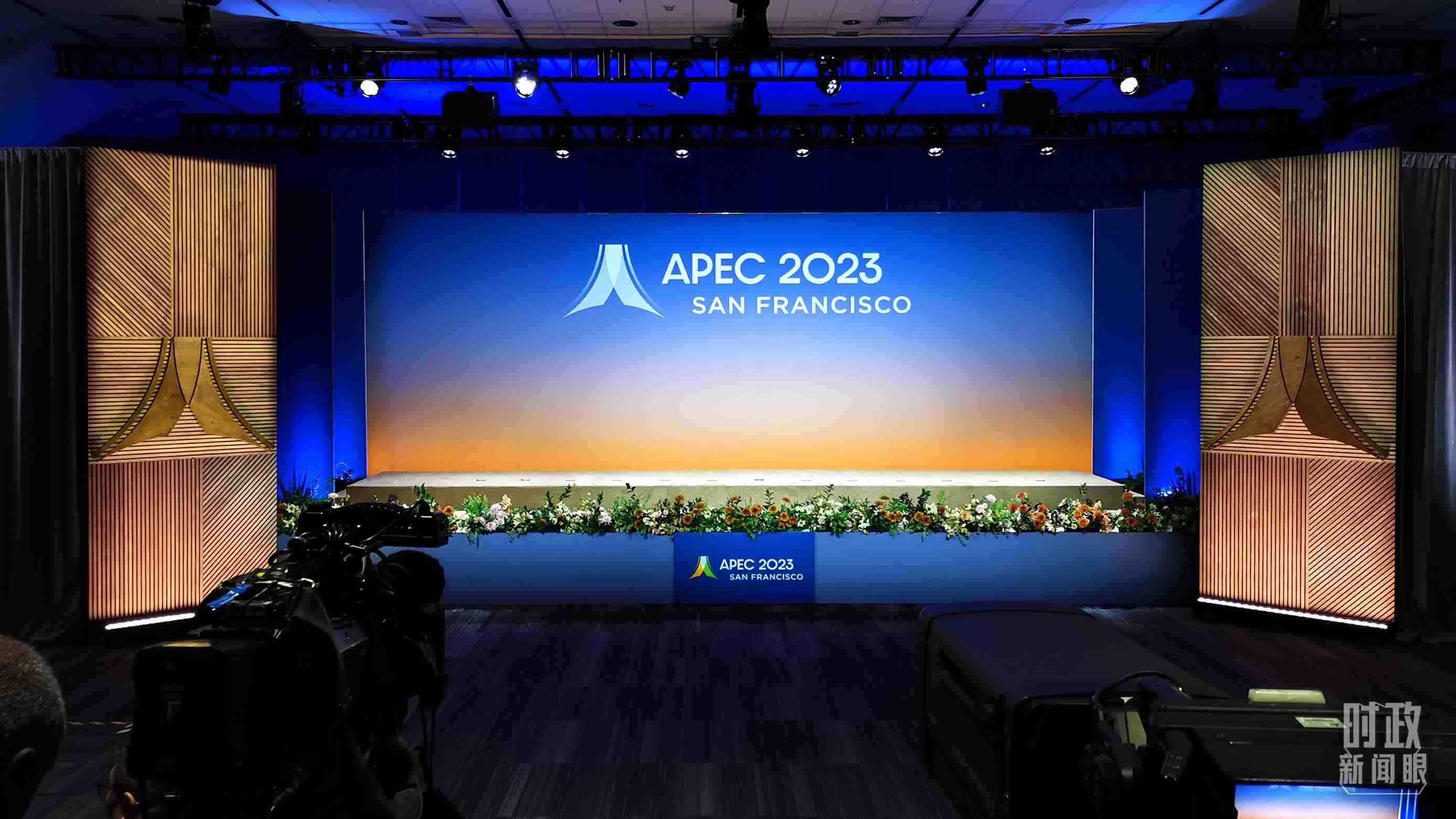 △16日，APEC領(lǐng)導(dǎo)人同東道主嘉賓在對(duì)話會(huì)前集體合影，圖為記者們?cè)诘却嫌伴_(kāi)始。（總臺(tái)央視記者石偉明拍攝）