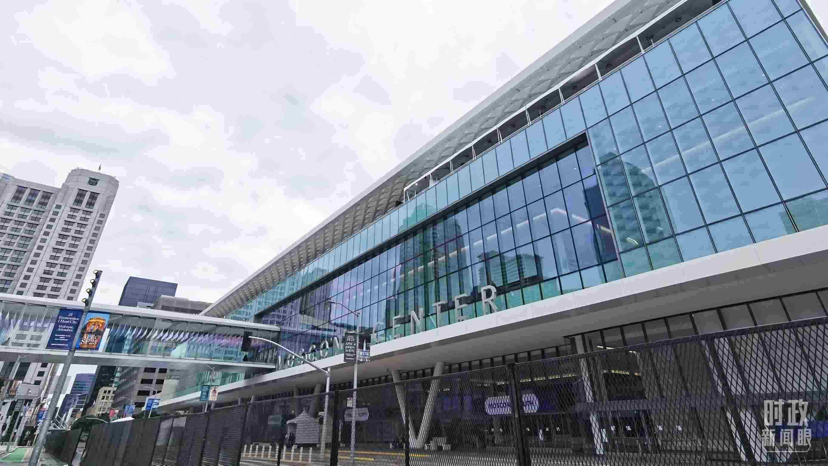 △美國(guó)舊金山，莫斯康中心，APEC第三十次領(lǐng)導(dǎo)人非正式會(huì)議在這里舉行。（總臺(tái)央視記者曹亞星拍攝）