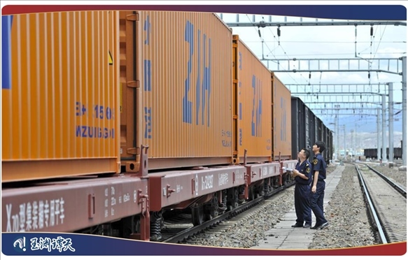 ｜｜新疆阿拉山口，中歐班列從這里經(jīng)過