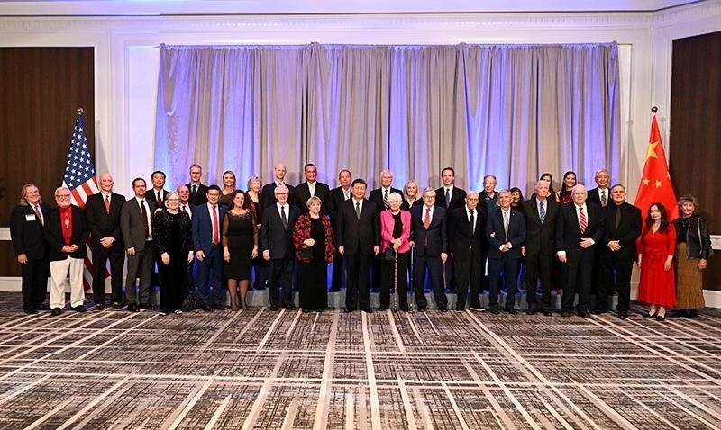 △當?shù)貢r間11月15日晚，習近平主席在美國舊金山出席美國友好團體聯(lián)合舉行的歡迎宴會。這是宴會開始前，習近平主席同友好人士代表親切交談并合影留念。