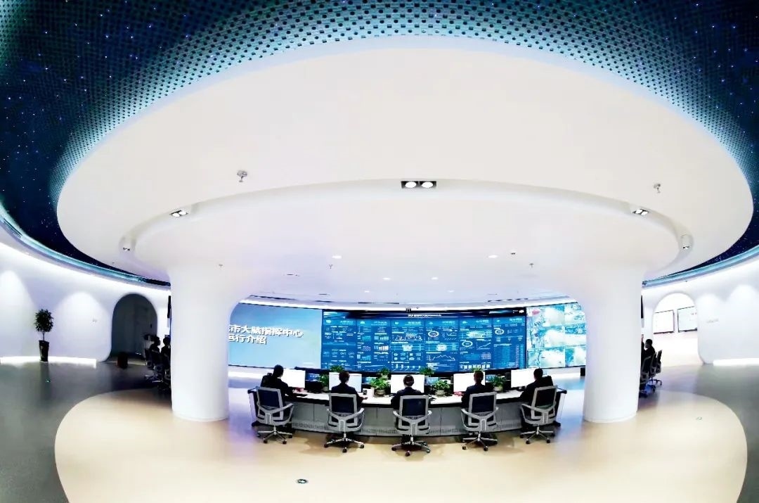 2021年2月2日，江西省撫州市東鄉(xiāng)區(qū)城市大腦指揮中心，工作人員通過城市大腦指揮平臺實(shí)時監(jiān)控、抓取、分析相關(guān)案件。