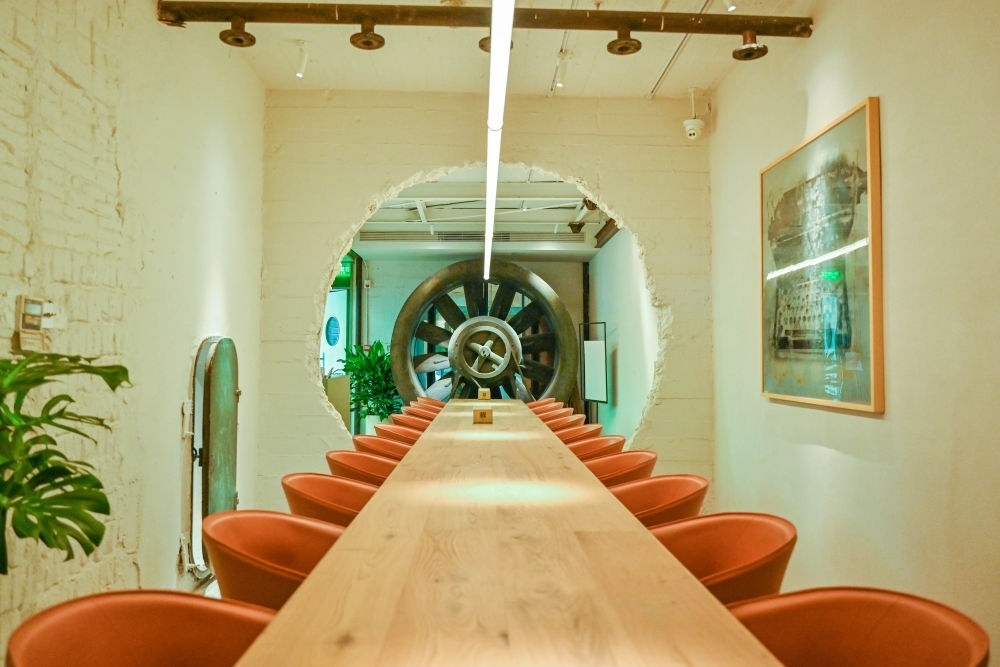 “絲聯(lián)166”園區(qū)內(nèi)保留工業(yè)遺存的咖啡館。（受訪者供圖）