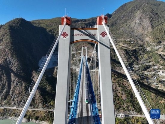 11月25日，列車通過麗香鐵路金沙江特大橋（無(wú)人機(jī)照片）。