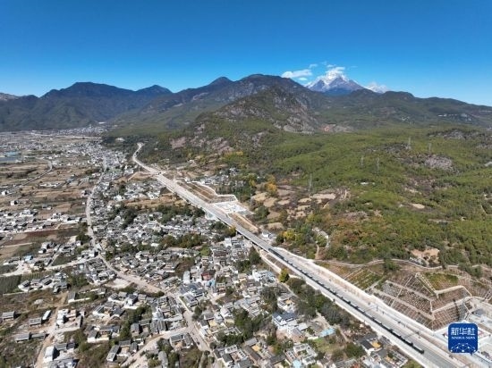 11月25日在麗江市境內(nèi)拍攝的即將開通的麗香鐵路（無(wú)人機(jī)照片）。