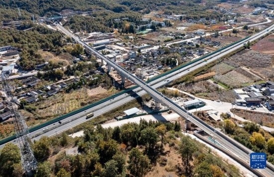 11月25日在麗江市境內(nèi)拍攝的即將開通的麗香鐵路（無(wú)人機(jī)照片）。
