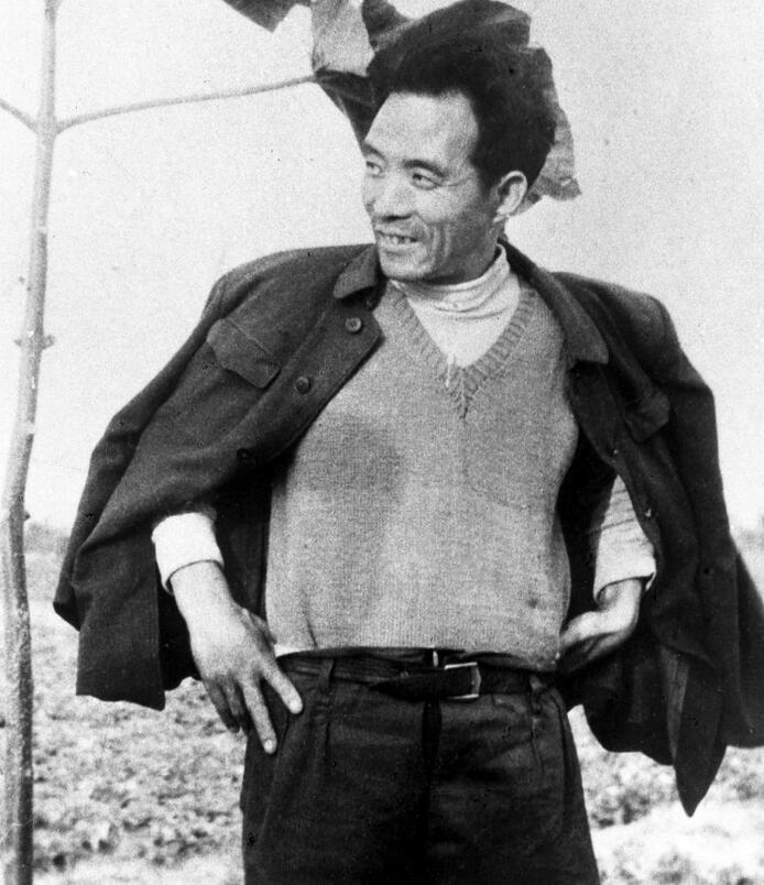 這是焦裕祿當(dāng)年滿懷豪情地在泡桐樹前留影。新華社發(fā)（1990年5月10日發(fā)）