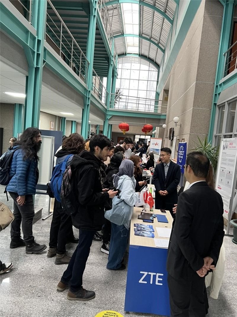 土耳其大學(xué)生在中企展臺交流。主辦方供圖