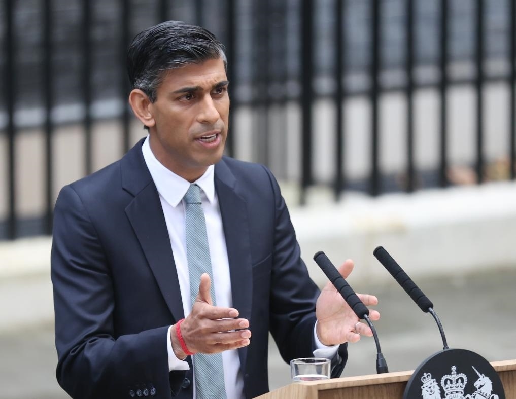 2022年10月25日，里?！ぬK納克在英國(guó)倫敦唐寧街10號(hào)首相府前發(fā)表講話。新華社記者李穎攝