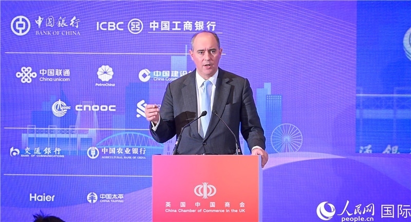 英國商業(yè)貿(mào)易部國務(wù)大臣（投資大臣）多米尼克·約翰遜與會(huì)。人民網(wǎng) 郭錦標(biāo)攝