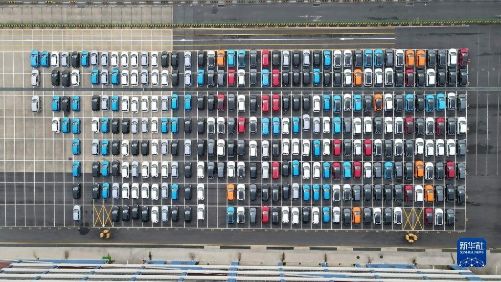 這是2023年7月9日在上海外高橋海通汽車碼頭拍攝的等待裝船運(yùn)往澳大利亞的上汽MG品牌汽車和新能源車（無人機(jī)照片）。新華社記者 方喆 攝