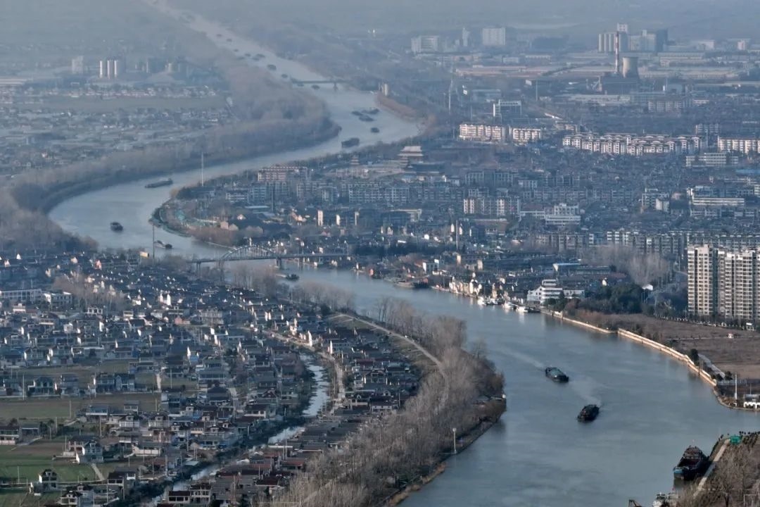 2月16日，貨船行駛在京杭大運(yùn)河江蘇寶應(yīng)段。新華社發(fā)（沈冬兵攝）