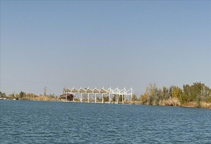 2023年11月1日，督察組拍攝到弱水花海景區(qū)建有人工湖及水上游樂設施。（中央第四生態(tài)環(huán)境保護督察組供圖）