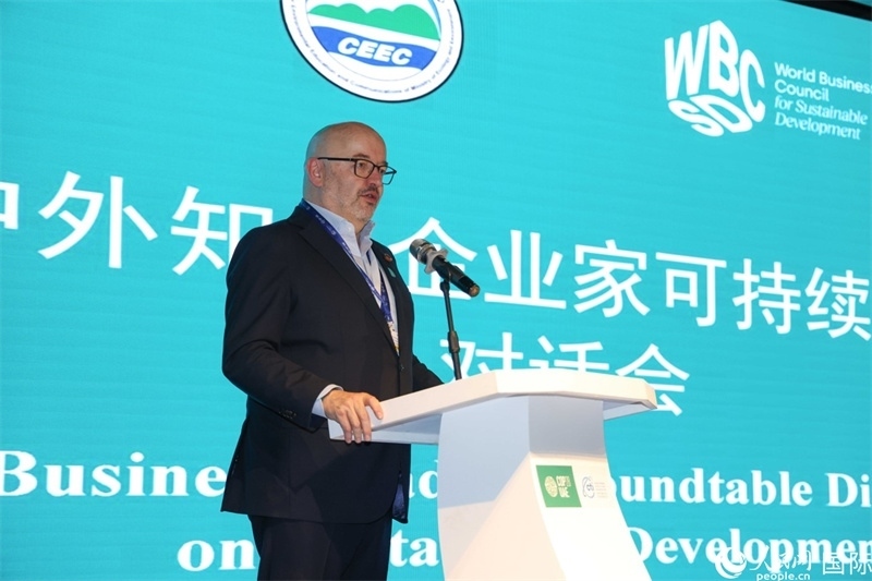 世界可持續(xù)發(fā)展工商理事會會長兼主席貝德凱致辭。人民網(wǎng)記者任皓宇攝