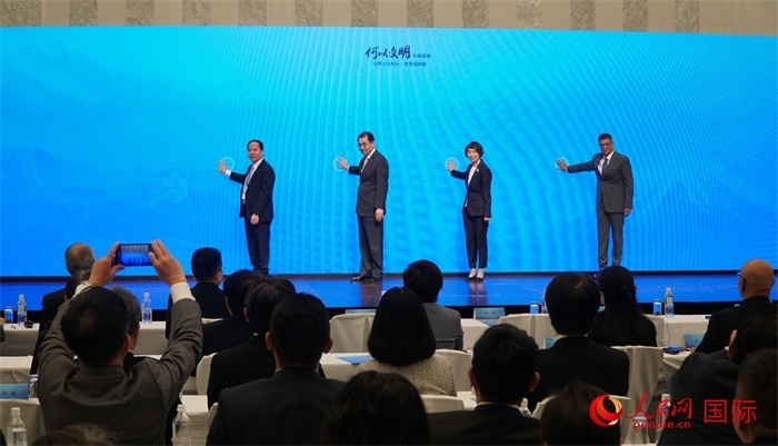 嘉賓共同啟動“何以文明”日本特展體驗暨2024年總臺春晚宣介區(qū)。人民網(wǎng) 蔣曉辰攝