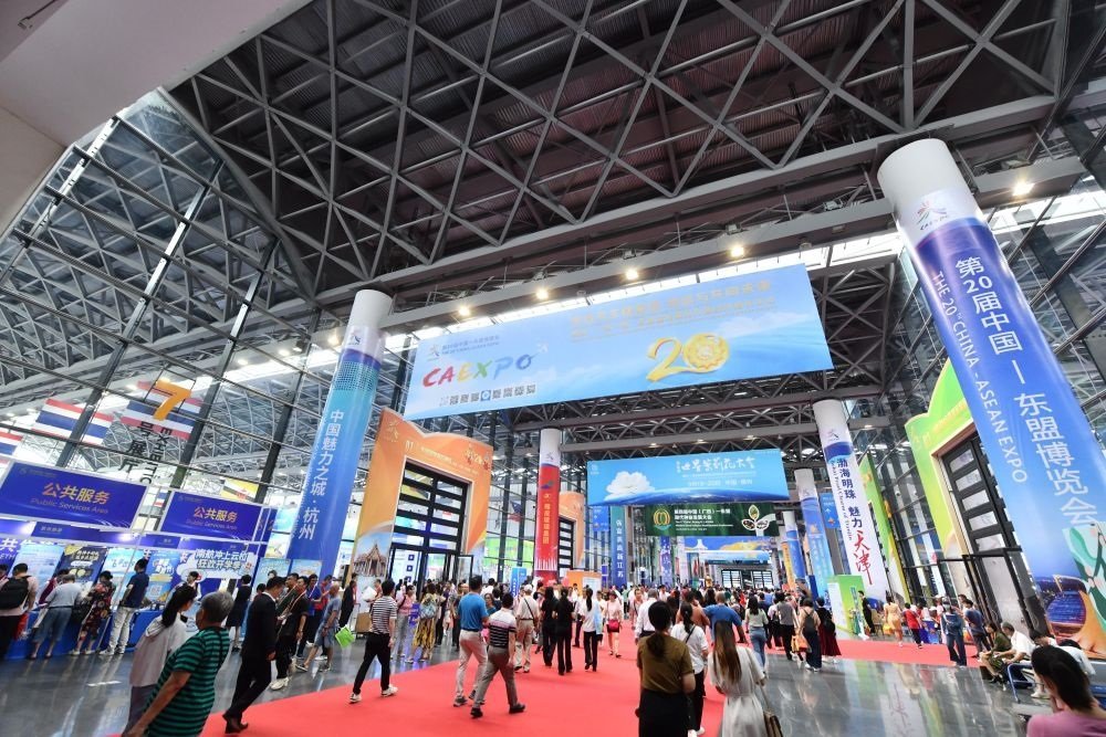 2023年9月18日，參觀者在第二十屆中國—東盟博覽會(huì)東盟商品展區(qū)選購商品。新華社記者 黃孝邦 攝