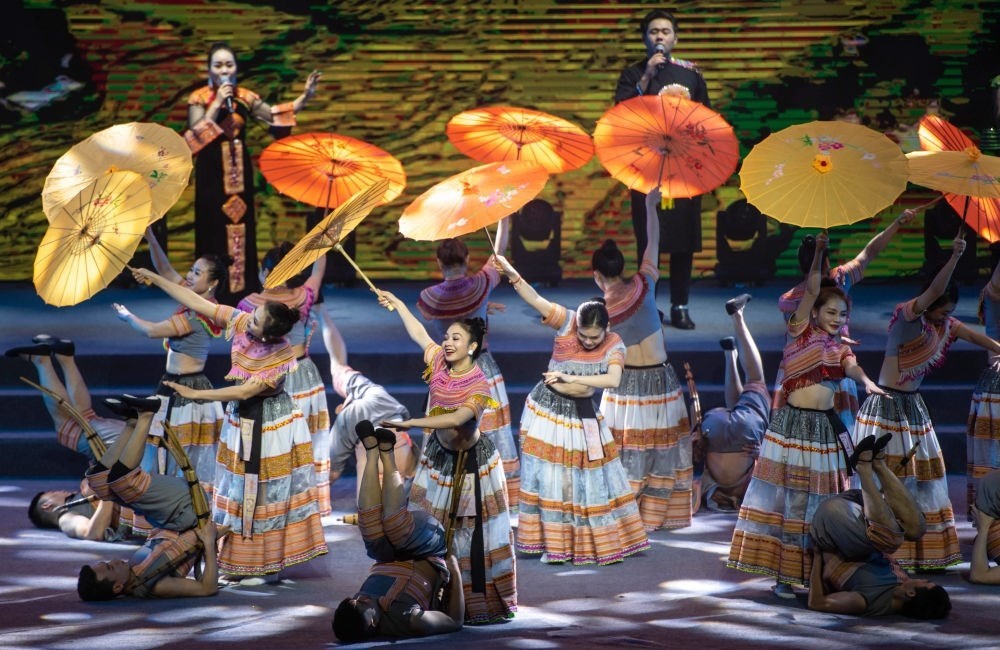 2023年1月18日，以“同心筑厚誼 攜手共發(fā)展”為主題的2023年中越跨國春節(jié)聯(lián)歡晚會(huì)在云南省紅河哈尼族彝族自治州河口瑤族自治縣舉行，越南老街省民族藝術(shù)歌舞團(tuán)的演員在晚會(huì)上表演歌舞《漂浮在云端的節(jié)日》。新華社記者 胡超 攝
