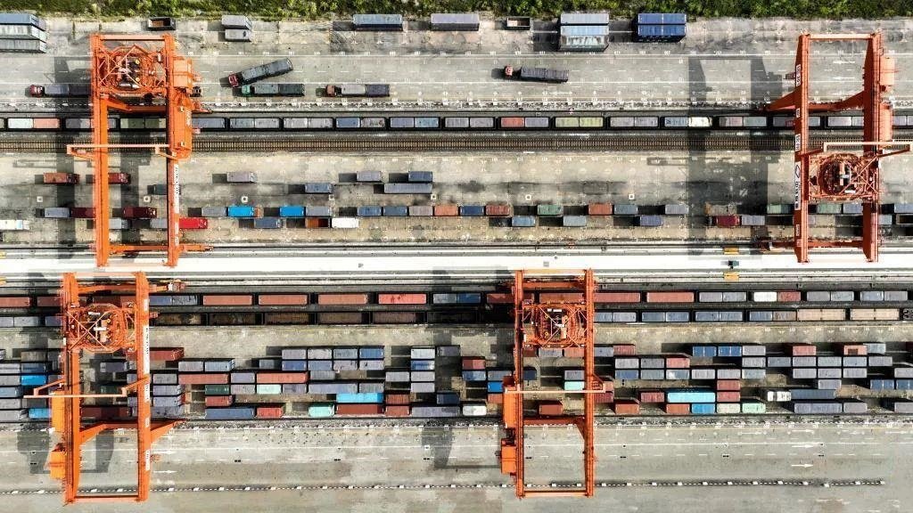 △2023年11月12日，火車在廣西欽州港碼頭裝運集裝箱。