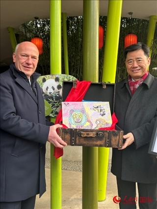 吳墾大使和韋格納市長手捧德國兒童為“夢想”“夢圓”準(zhǔn)備的手繪“送別大禮包”。人民網(wǎng)記者 徐馨攝