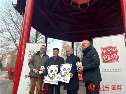 中國文化中心組織的主題活動現(xiàn)場。從左至右依次為柏林動物園園長克尼里姆、中國駐德國大使吳懇、柏林市長韋格納、柏林動物園監(jiān)事會主席布魯克曼。人民網(wǎng)記者 徐馨攝