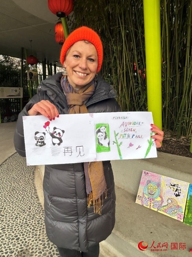 桑德拉和德國小朋友們的作品。右圖寫著“祝福好運，再見 Pit和Paule（“夢想”“夢圓”的德語名字）”。人民網(wǎng)記者 徐馨攝