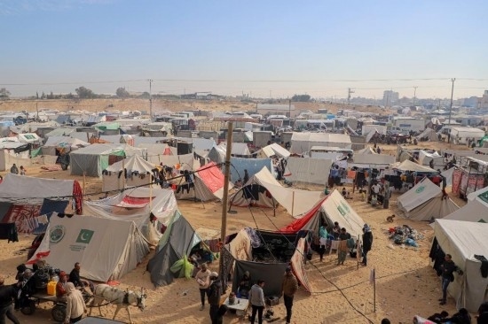  這是12月8日在加沙地帶南部城市拉法拍攝的臨時(shí)營地。新華社發(fā)（里澤克·阿卜杜勒賈瓦德攝）