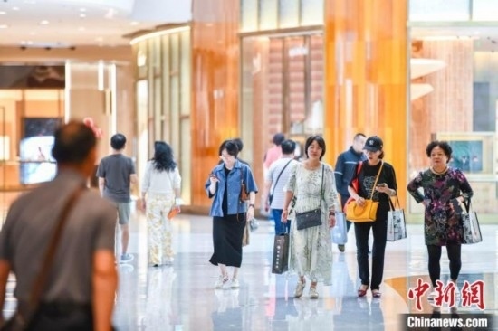 圖為顧客在cdf海口國際免稅城內(nèi)選購商品。<a target='_blank' href='/' ><p align=