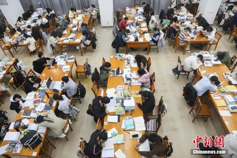 資料圖：眾多考研學(xué)生在南昌大學(xué)圖書(shū)館的自習(xí)室內(nèi)復(fù)習(xí)備考。劉力鑫 攝