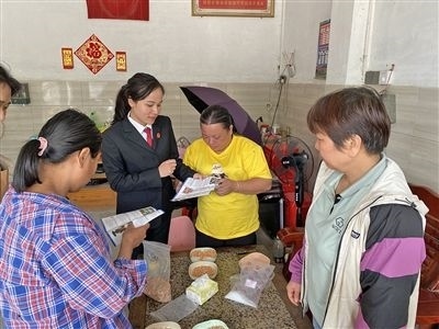  圖⑤：龍圩區(qū)法院法官到群眾家中開(kāi)展法治宣傳。資料圖片