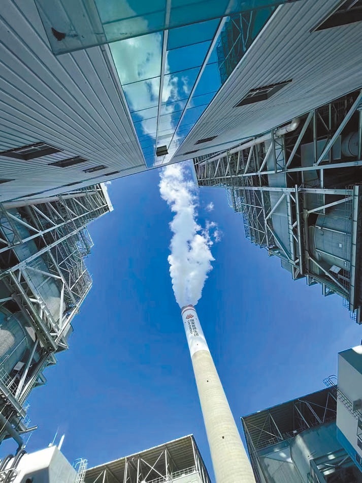  綠色低碳 近日，來自10余個(gè)國家的國際青年跟隨“世界青年能源行”活動(dòng)走進(jìn)國家能源集團(tuán)江蘇泰州電廠。作為亞洲最大火電二氧化碳捕集、利用與封存項(xiàng)目，該項(xiàng)目每年可捕集消納二氧化碳50萬噸。 美國籍演員、主持人 史蒂文·韋德斯攝 “走在電廠里，體驗(yàn)各種高科技，真切感受到中國在清潔能源方面發(fā)展迅速，許多技術(shù)走在了世界前列?！? /></p> <p style=