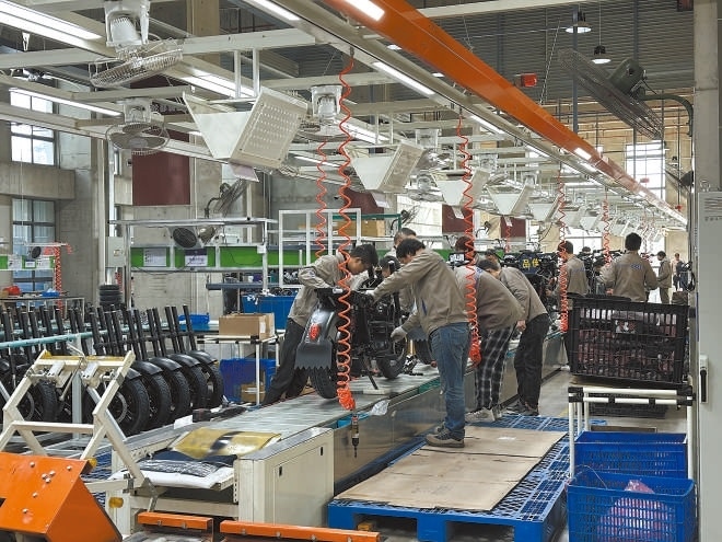  產(chǎn)業(yè)領(lǐng)跑 在長三角一體化發(fā)展格局下，新能源制造業(yè)通過產(chǎn)業(yè)集群協(xié)同發(fā)展，形成現(xiàn)代化產(chǎn)業(yè)體系。圖為位于江蘇常州市的比亞迪工廠內(nèi)，工作人員正在組裝銷往非洲國家的電動(dòng)摩托車。 拉丁美洲通訊社古巴籍?dāng)z影記者 朗尼·洛佩茲（中文名羅帥）攝